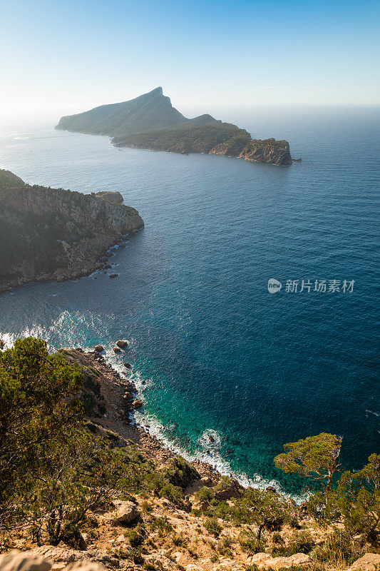 从公共徒步步道GR 221 La Trapa观赏美丽的马略卡岛景观，可以看到地平线上的小岛Dragonera